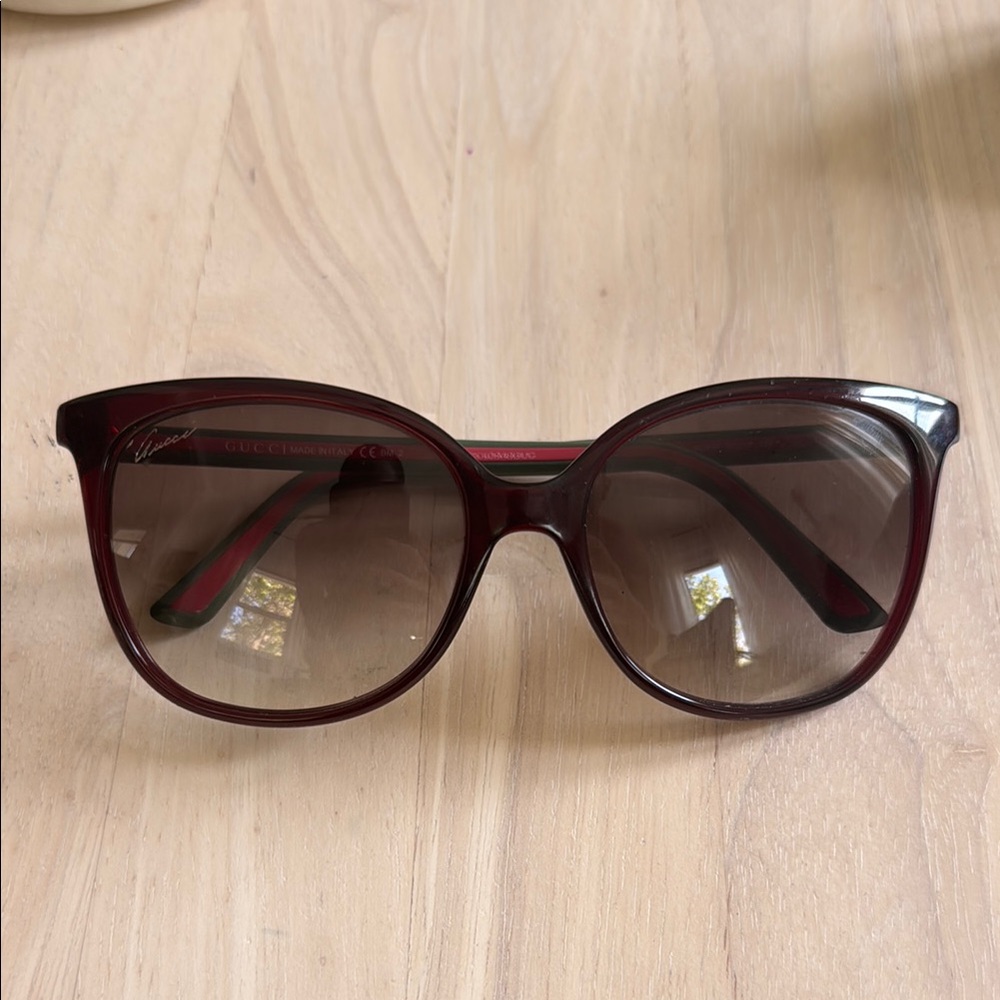 Gucci Red Framed Sunglasses
NO scratches on lens
GG3649/S
W/ original case